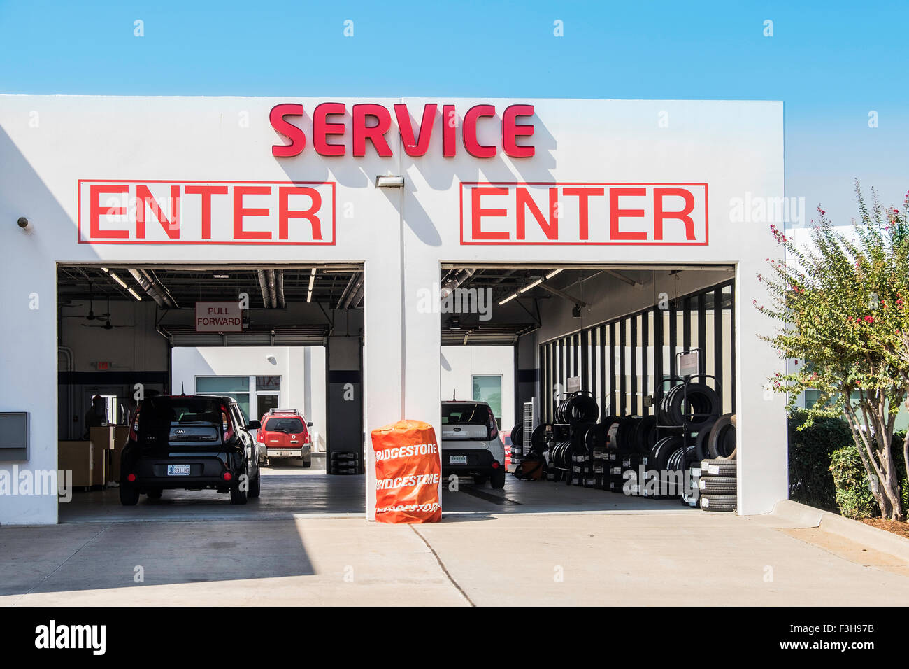 Ein Service Garage außen für einen Kia Autohaus in Oklahoma City, Oklahoma, USA. Stockfoto