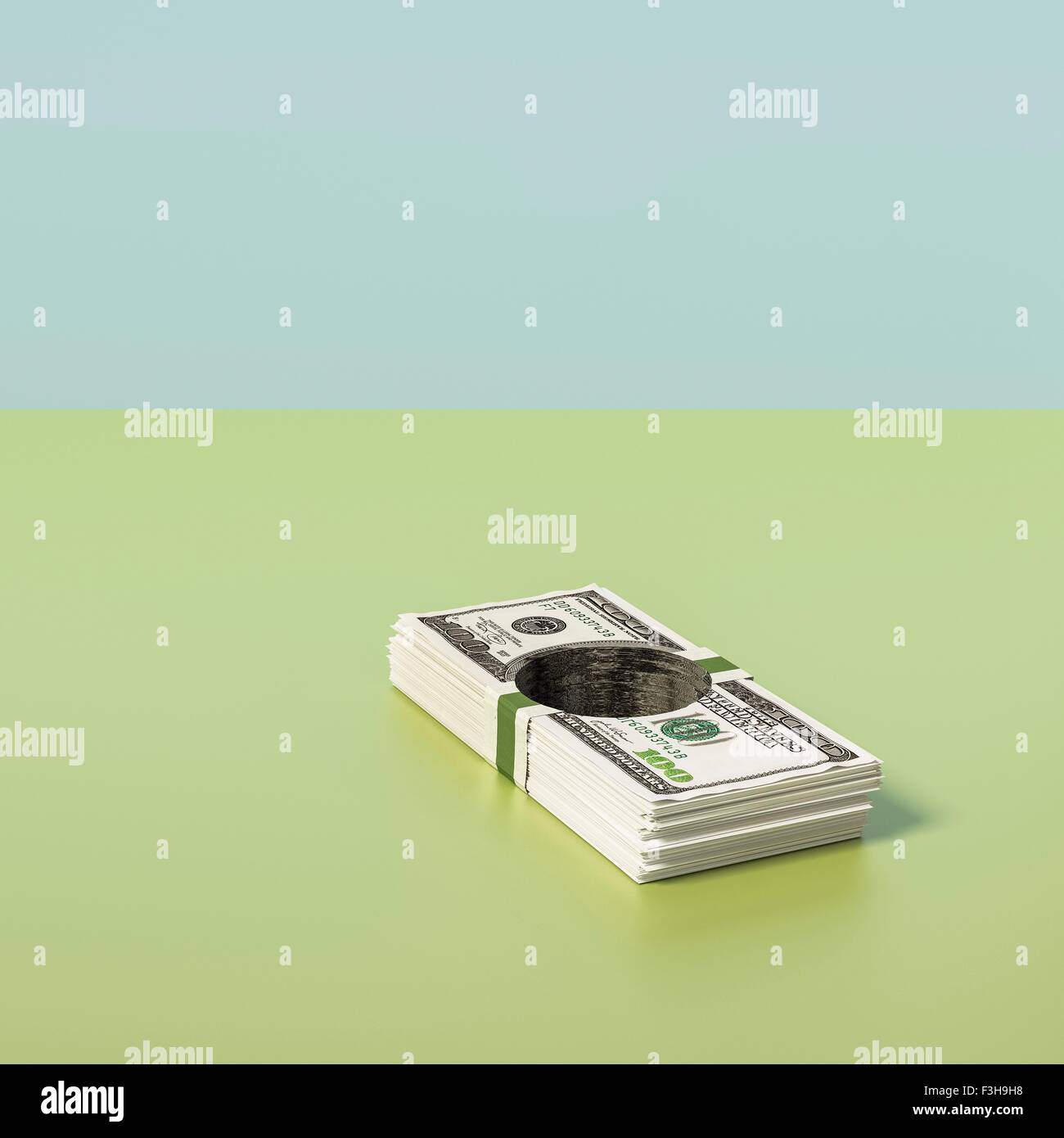 Stapel von Dollar mit Loch aus Mitte Stockfoto