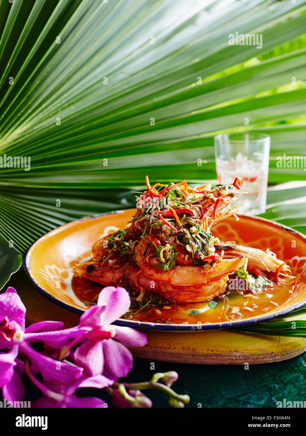Stillleben mit Pla Goong auf Teller mit würzige Gemüsebeilage Stockfoto