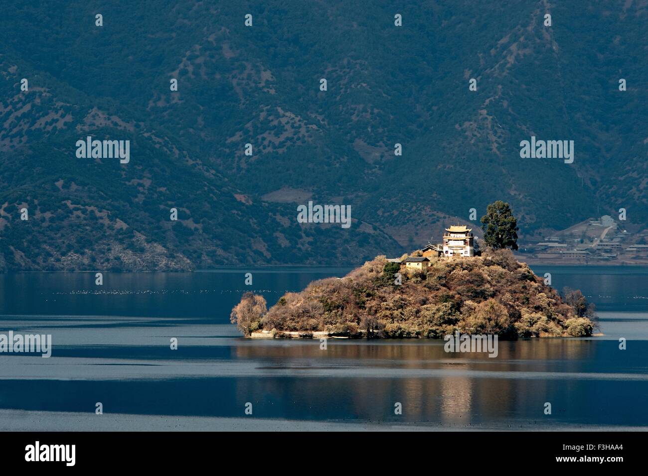 Ansicht des Hauses auf der kleinen Insel am Lugu-See bei Dämmerung, Yunnan, China Stockfoto