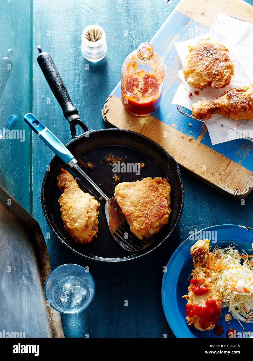 Fried Chicken in Pfanne Stockfoto