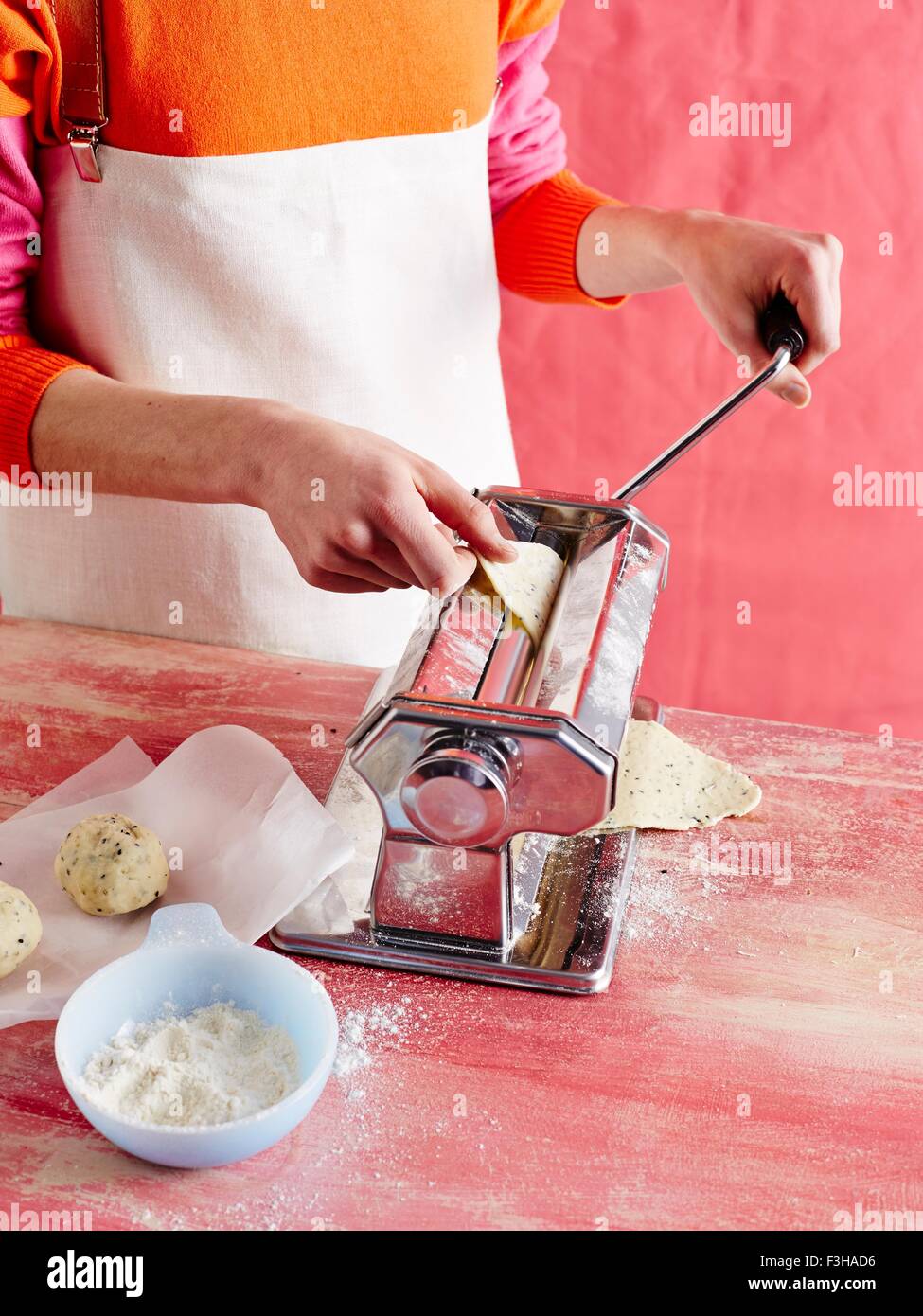 Erhöhte Ansicht Mitte adult womans Mittelteil Pastaherstellung in Nudelmaschine Stockfoto