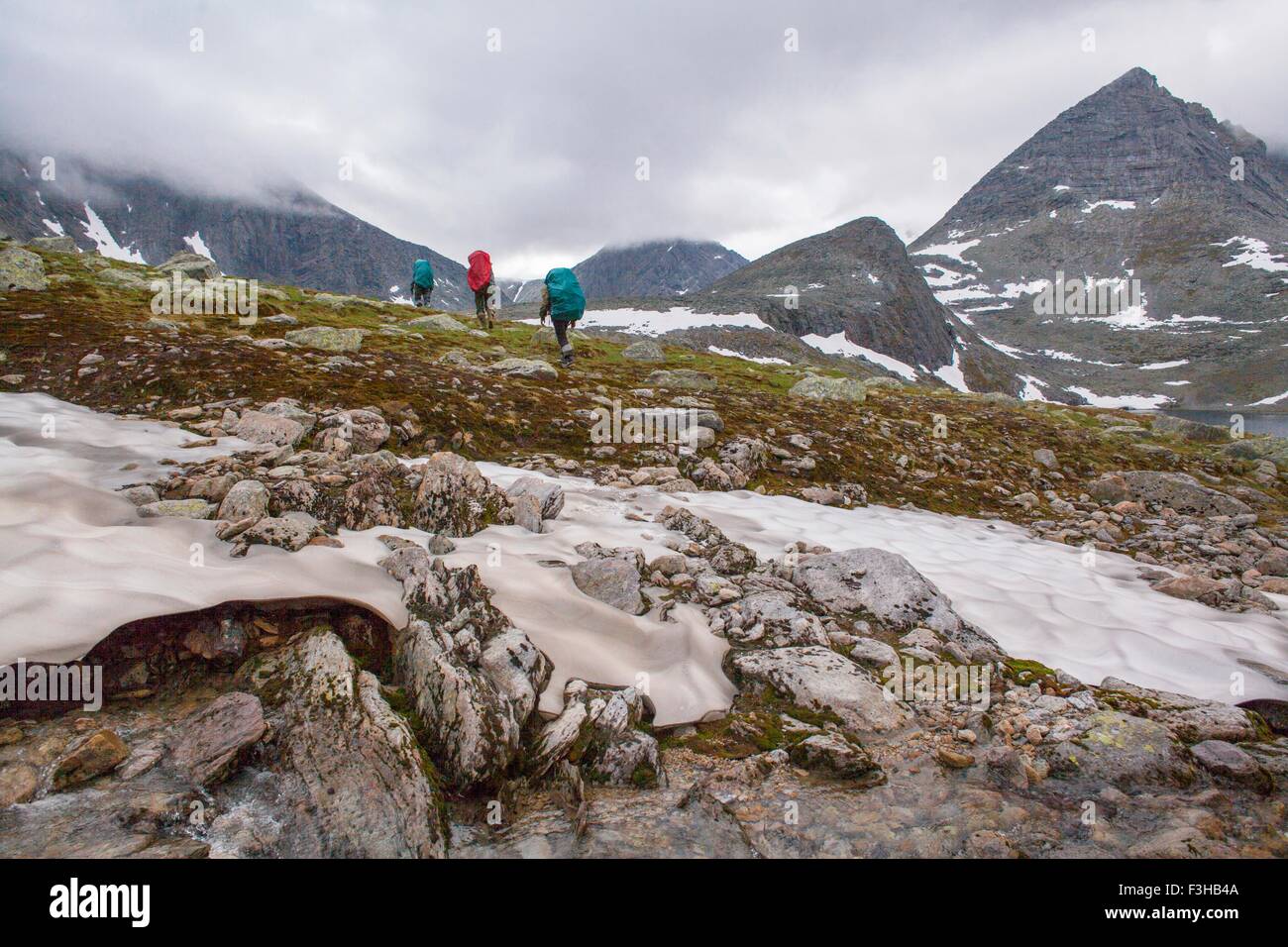 Rückansicht der drei Wanderer wandern über gefrorene Landschaft, Uralgebirge, Russland Stockfoto
