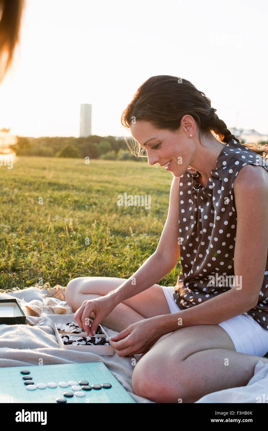 Zwei Reife Freundinnen spielen Brettspiel im park Stockfoto