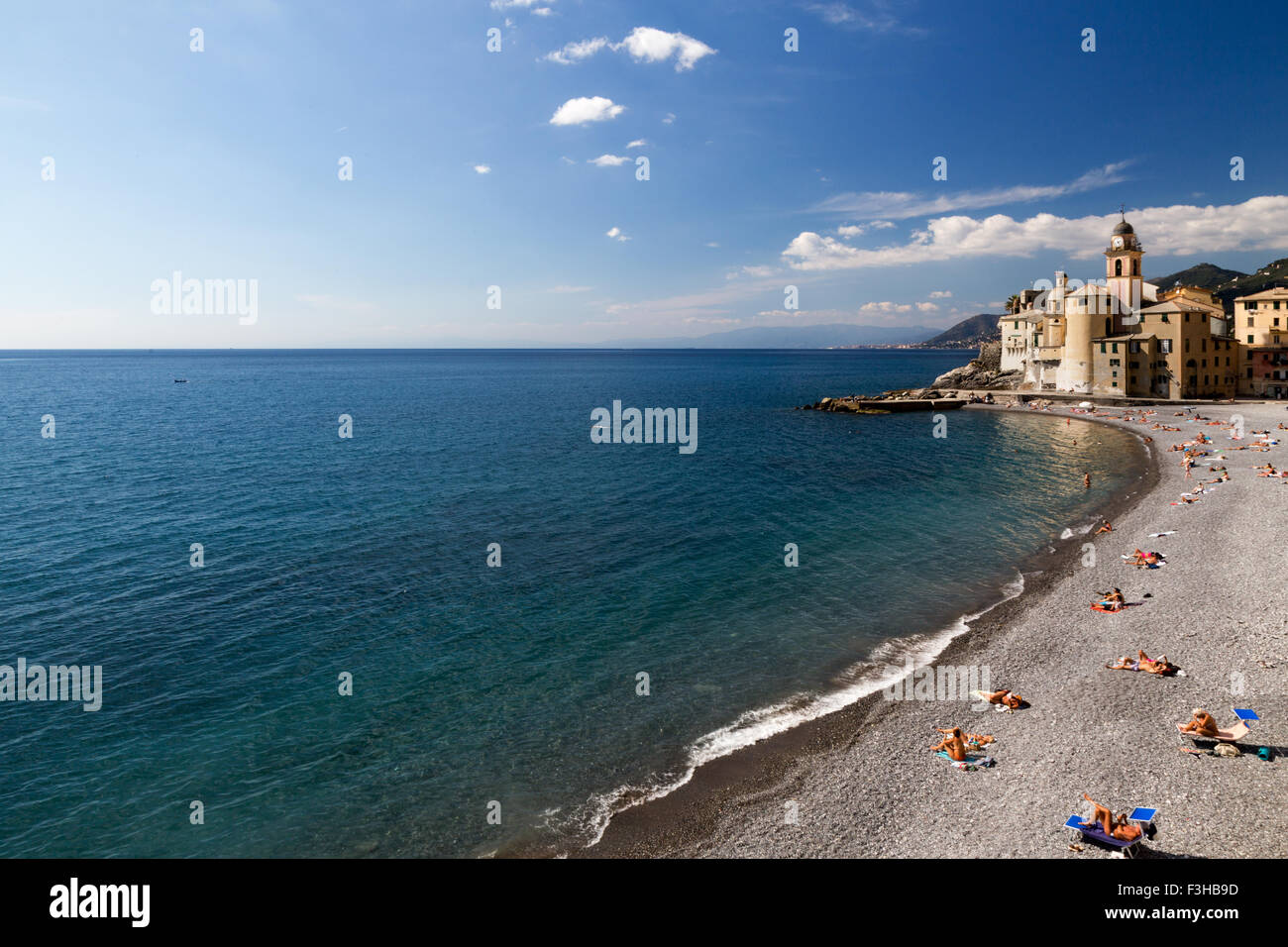 Malerische Aussicht auf den Strand von Camogli an der italienischen Riviera, ein beliebtes Fischerdorf mit Touristen im Sommerurlaub auf eine cal Stockfoto