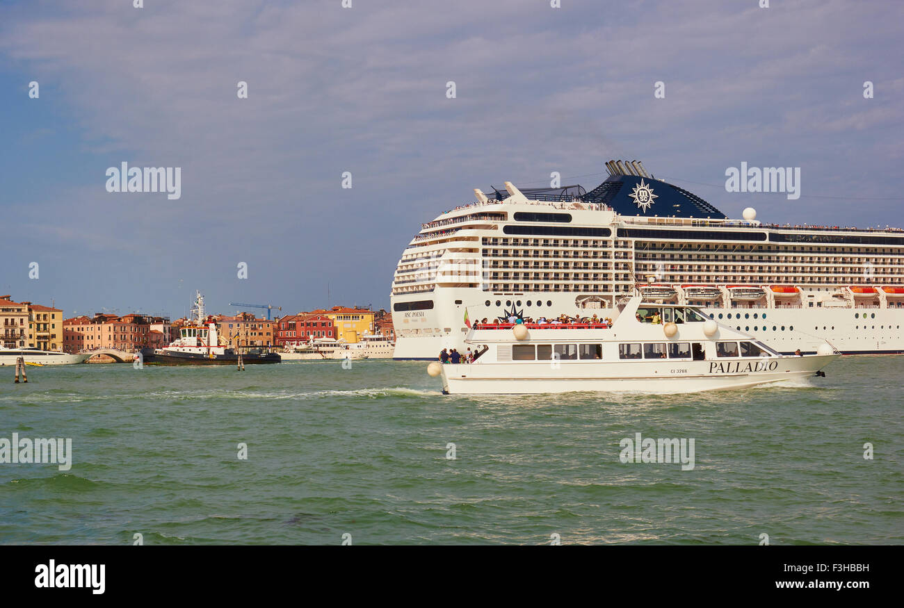 Kreuzfahrt Schiff MSC Poesia mit einem Gewicht von mehr als 92.000 Tonnen in Canal San Marco Venedig Veneto Italien Europa Stockfoto