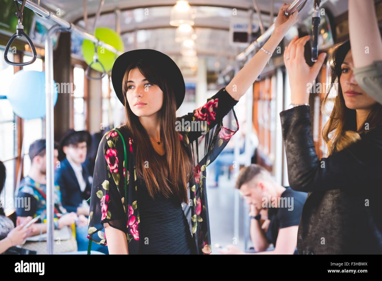 Junge Frau, die Straßenbahn unterwegs Stockfoto