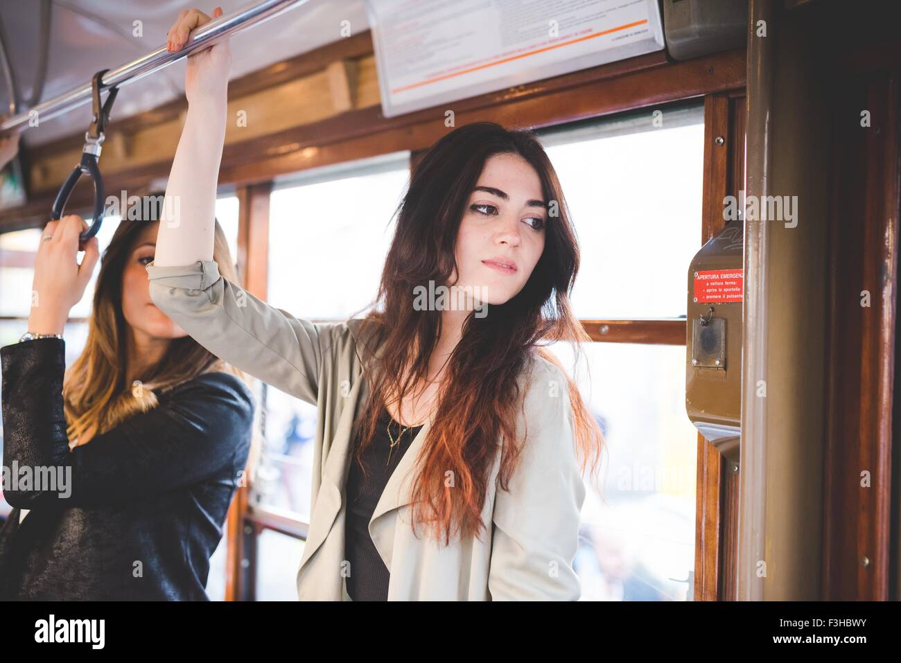 Zwei junge Frauen, die Straßenbahn unterwegs Stockfoto