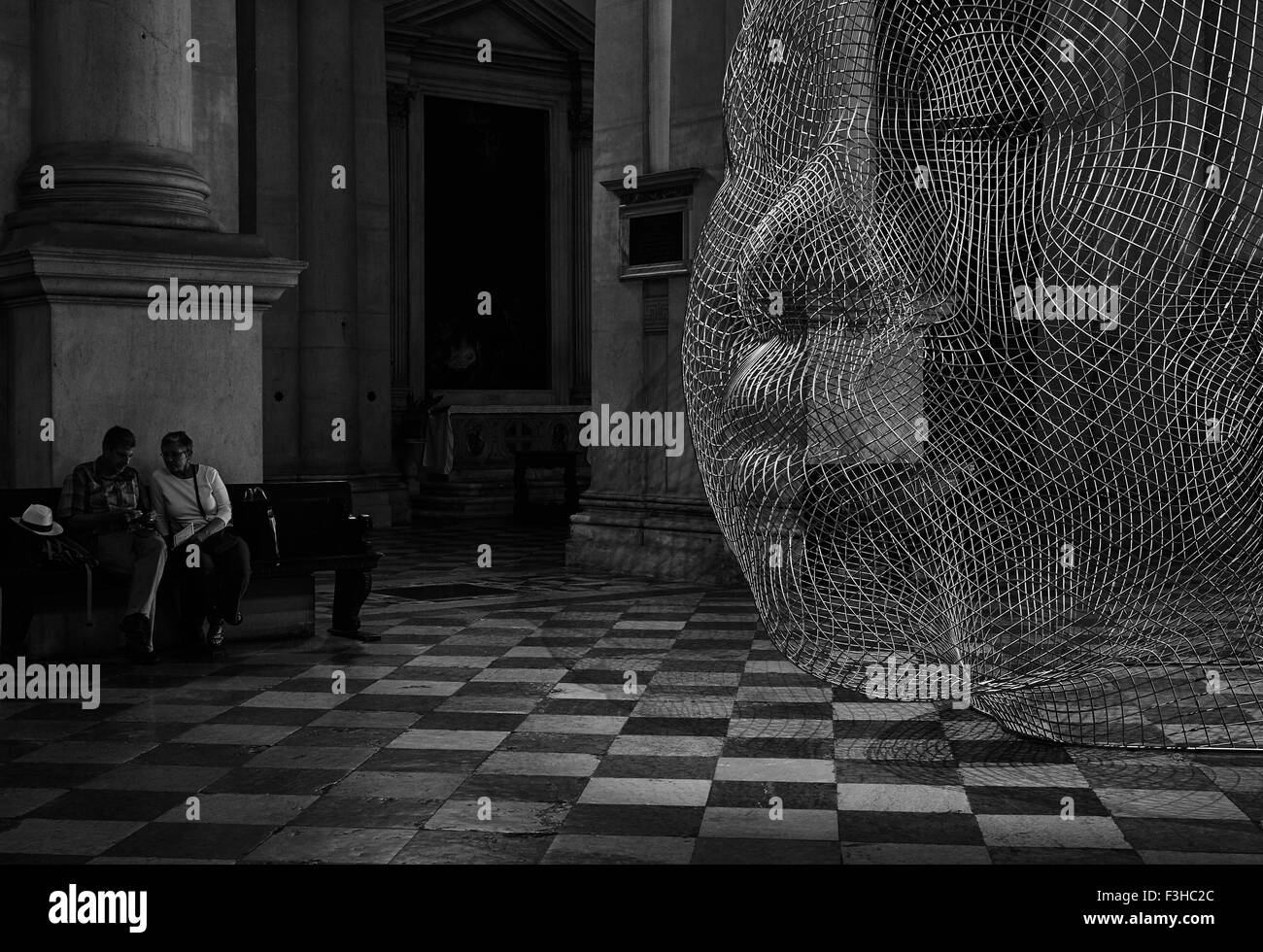 Skulptur eines Kopfes des spanischen Künstlers Jaume Plensa im Inneren der Basilika di San Giorgio Maggiore Venedig Veneto Italien Europa Stockfoto