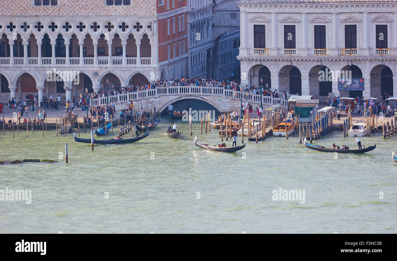 Gondeln in der venezianischen Lagune parallel zu der Riva Degli Schiavoni einer der Welten große Promenaden Venedig Veneto Italien Stockfoto