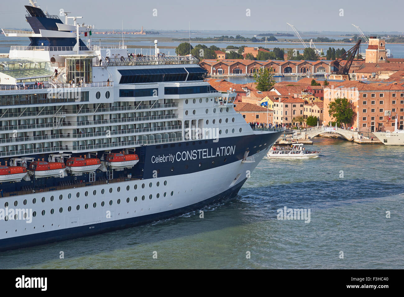 Riesige Kreuzfahrtschiff Celebrity Constellation in der venezianischen Lagune Venedig Veneto Italien Europa Stockfoto