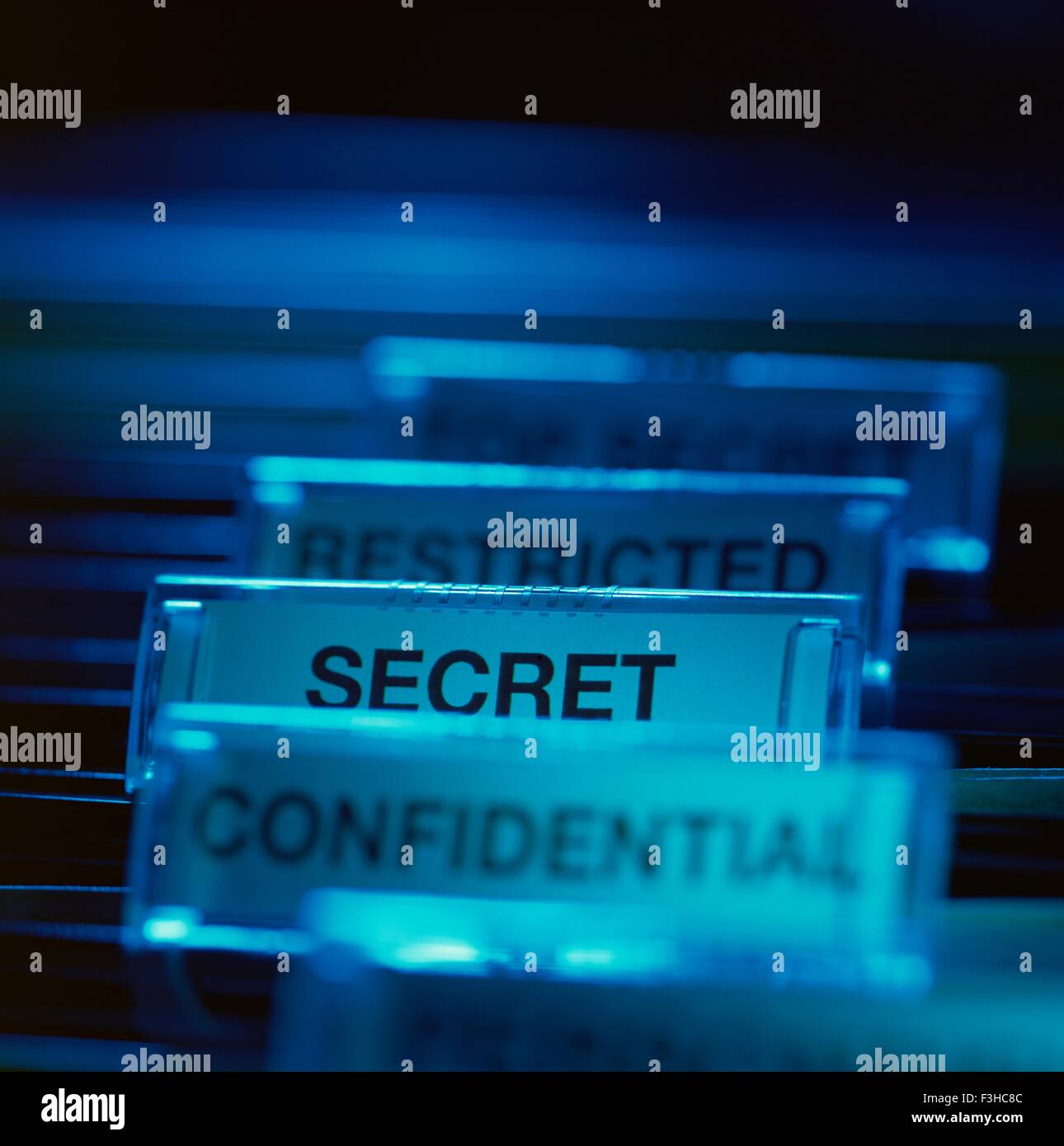 Etiketten im Aktenschrank repräsentieren verschiedene Sicherheitsstufen Stockfoto