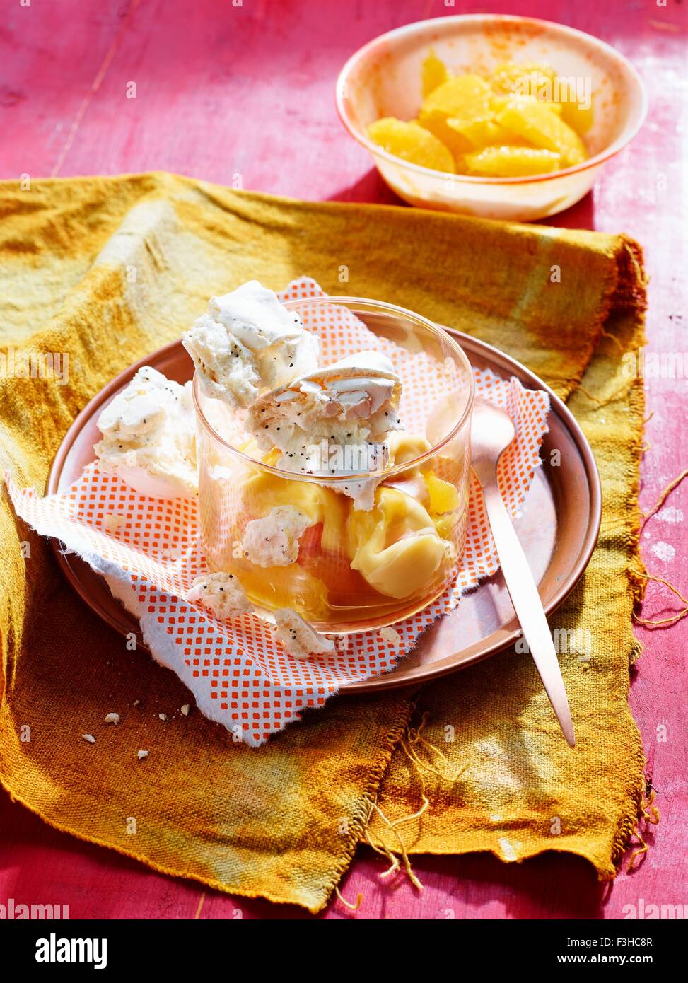 Orangen-Quark Baiser Eton Mess Stockfoto