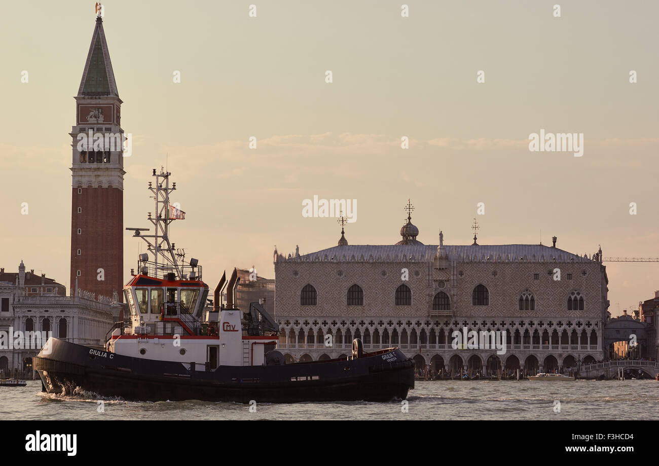 Schlepper in den Canale della Giudecca vorbei Campanile Markusplatz Venedig Veneto Italien Europa Stockfoto