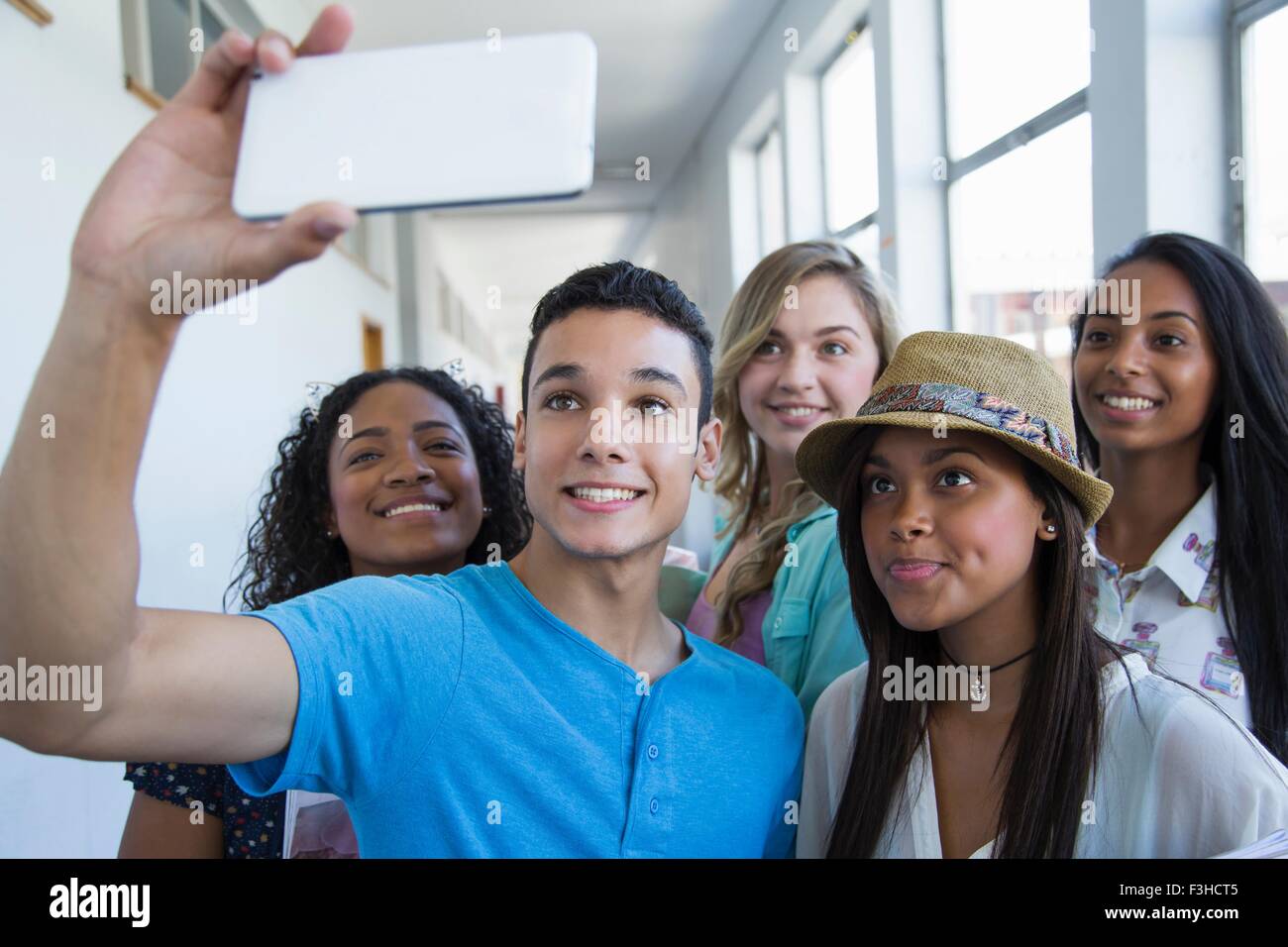 Studenten, die im Flur, stehen die selfie Stockfoto