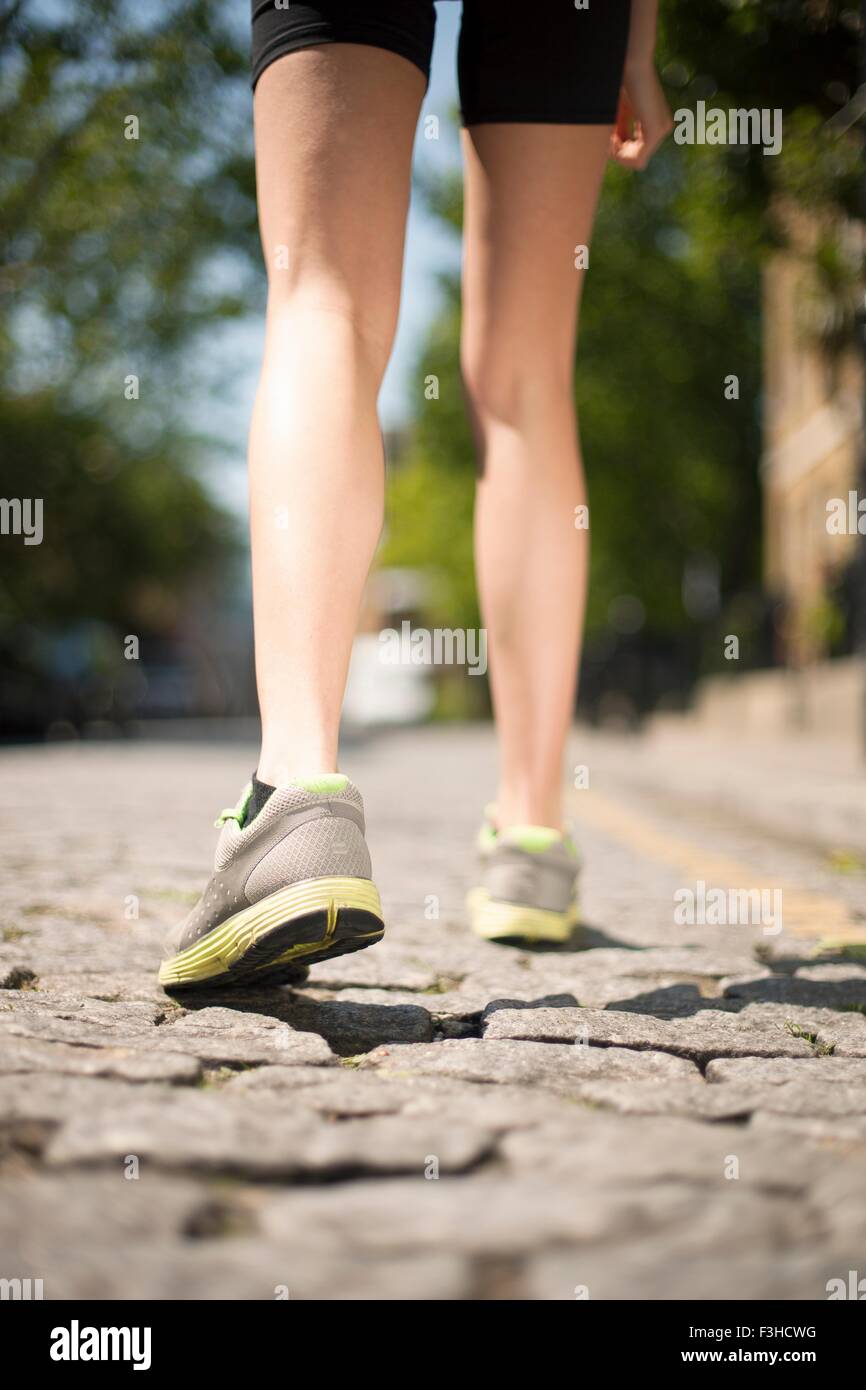 Läufer Joggen auf gepflasterten Straße Stockfoto