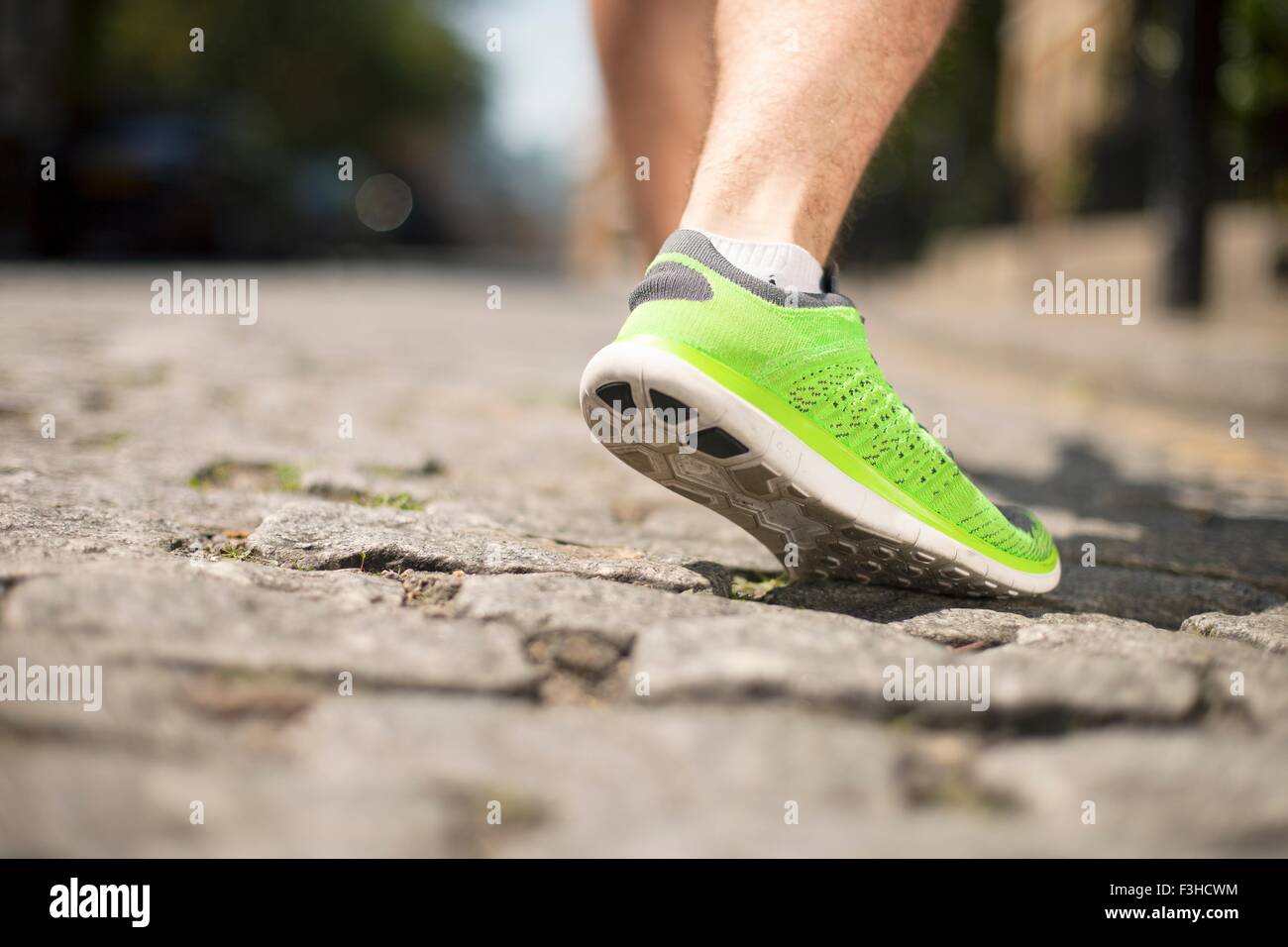 Läufer Joggen auf gepflasterten Straße Stockfoto