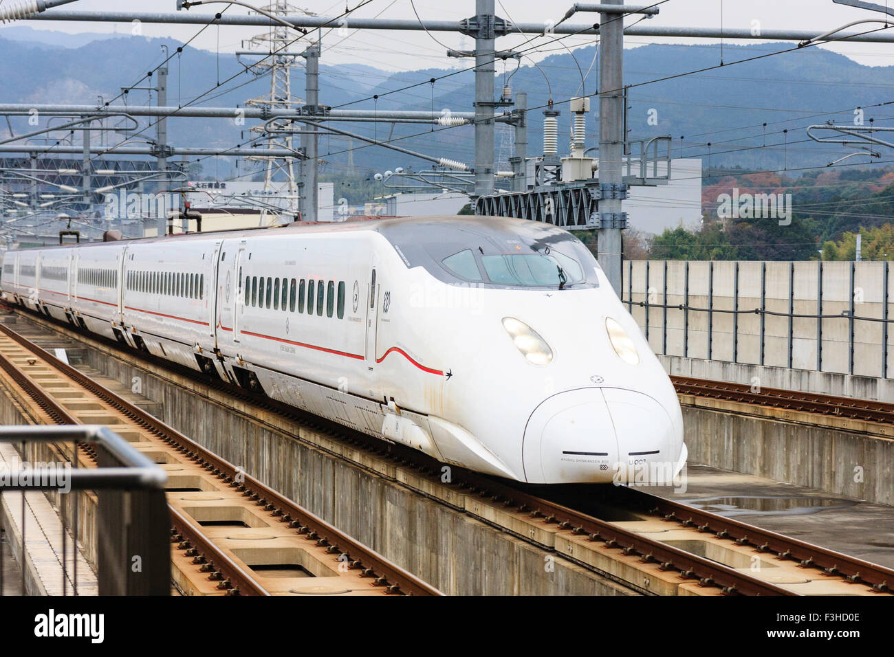 Japan, Tsubame Shin-Tosu, N800 Super Express Shinkansen (Hochgeschwindigkeitszug), Richtung Bahnhof auf erhöhten Tracks auf bewölkten Tag kommen. Stockfoto