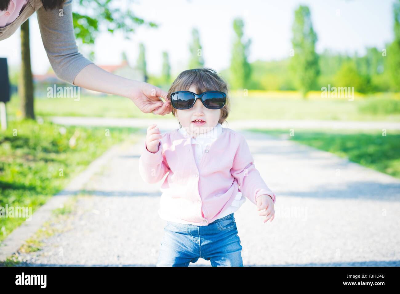 Porträt von weiblichen Kleinkind mit Sonnenbrille im park Stockfoto