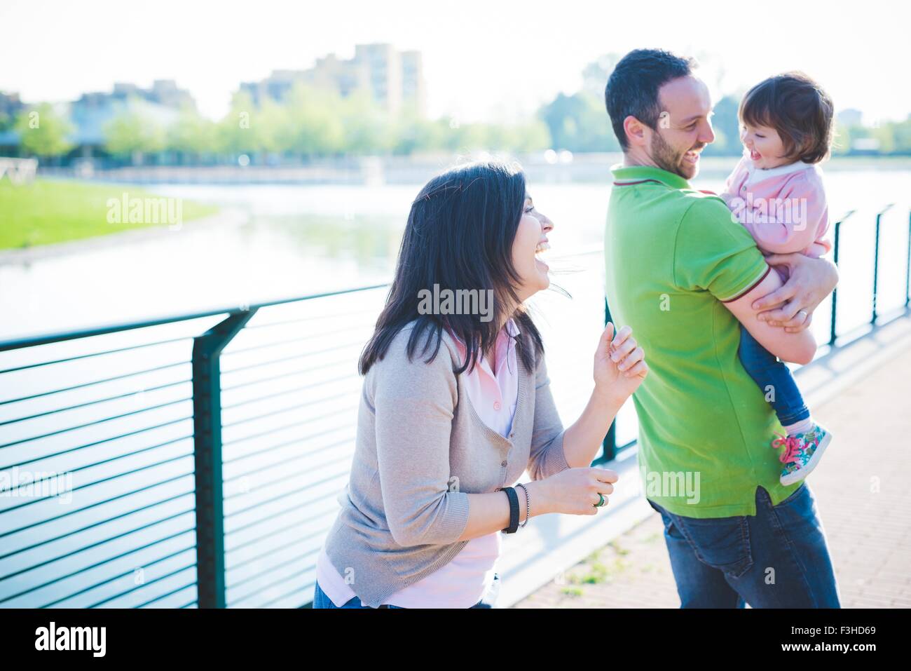 Mitte erwachsenes paar mit Kleinkind Tochter im riverside Stockfoto