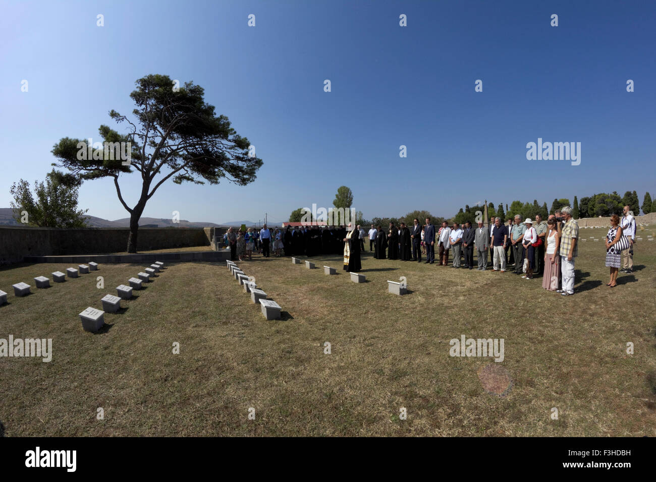 GR und RUS Delegation, die Männer-Kammerchor Kastalsky & öffentlichen Teilnehmer der göttlichen Liturgie Service statt in CWGC Osten Mudros Stockfoto