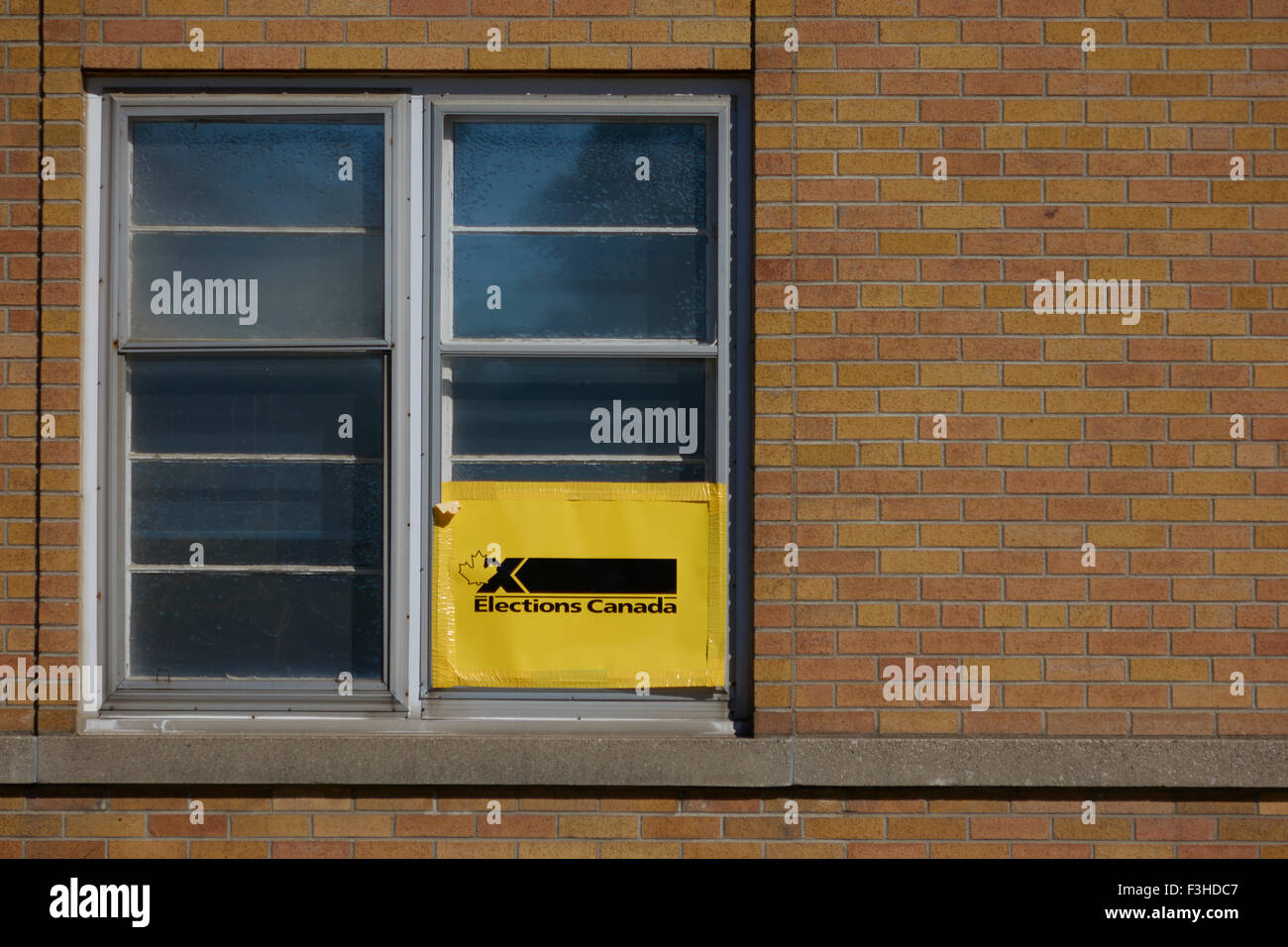 Ein Wahlen Kanada temporäre Zeichen klebte an einem Gebäude-Fenster während der allgemeinen Wahlen für Oktober 2015 Stockfoto