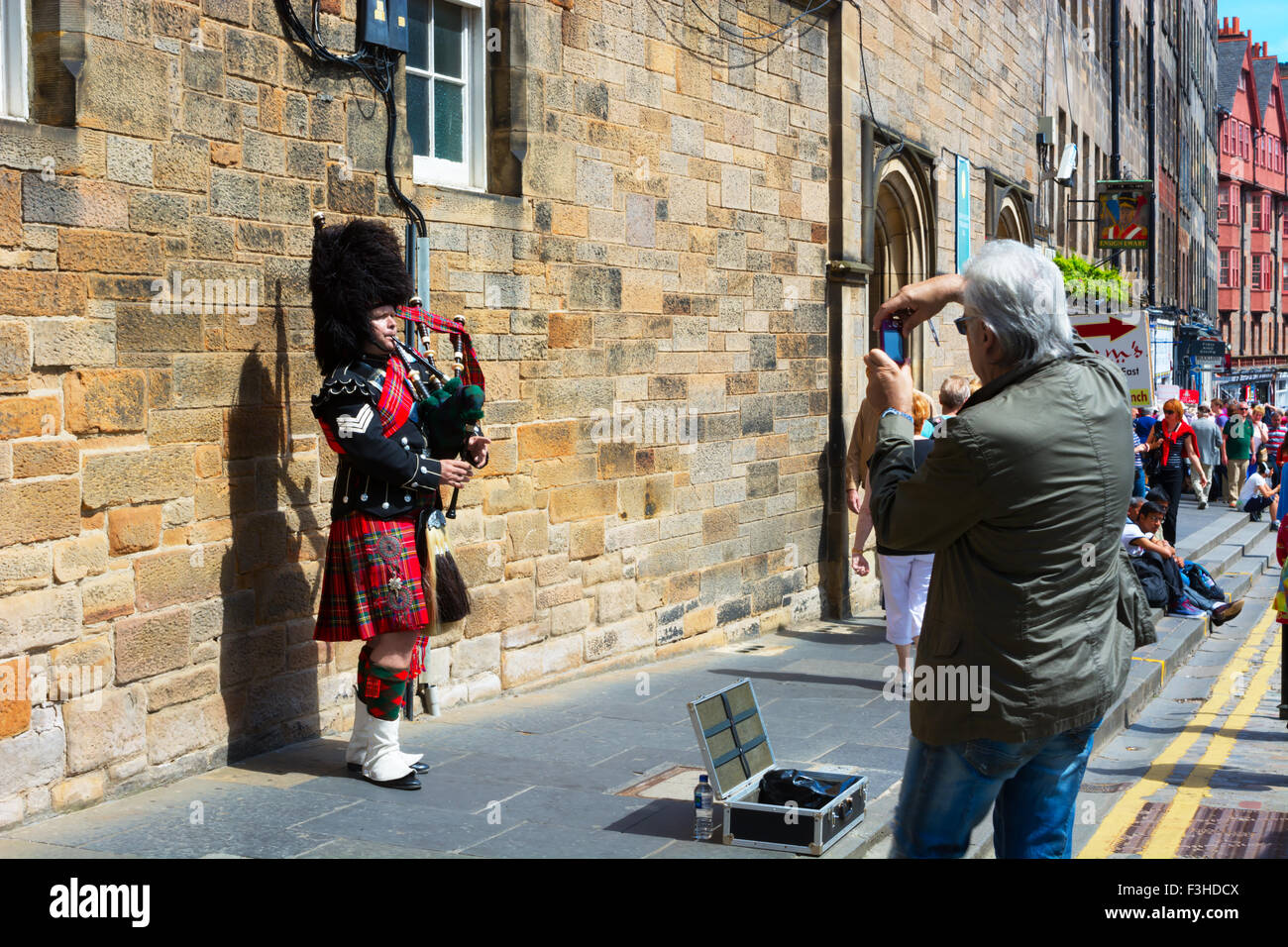 EDINBURGH, Schottland - 11. Juni 2015: Schottische Dudelsackpfeifer spielen seinen Dudelsack in der Altstadt von Edinburgh in Schottland Stockfoto
