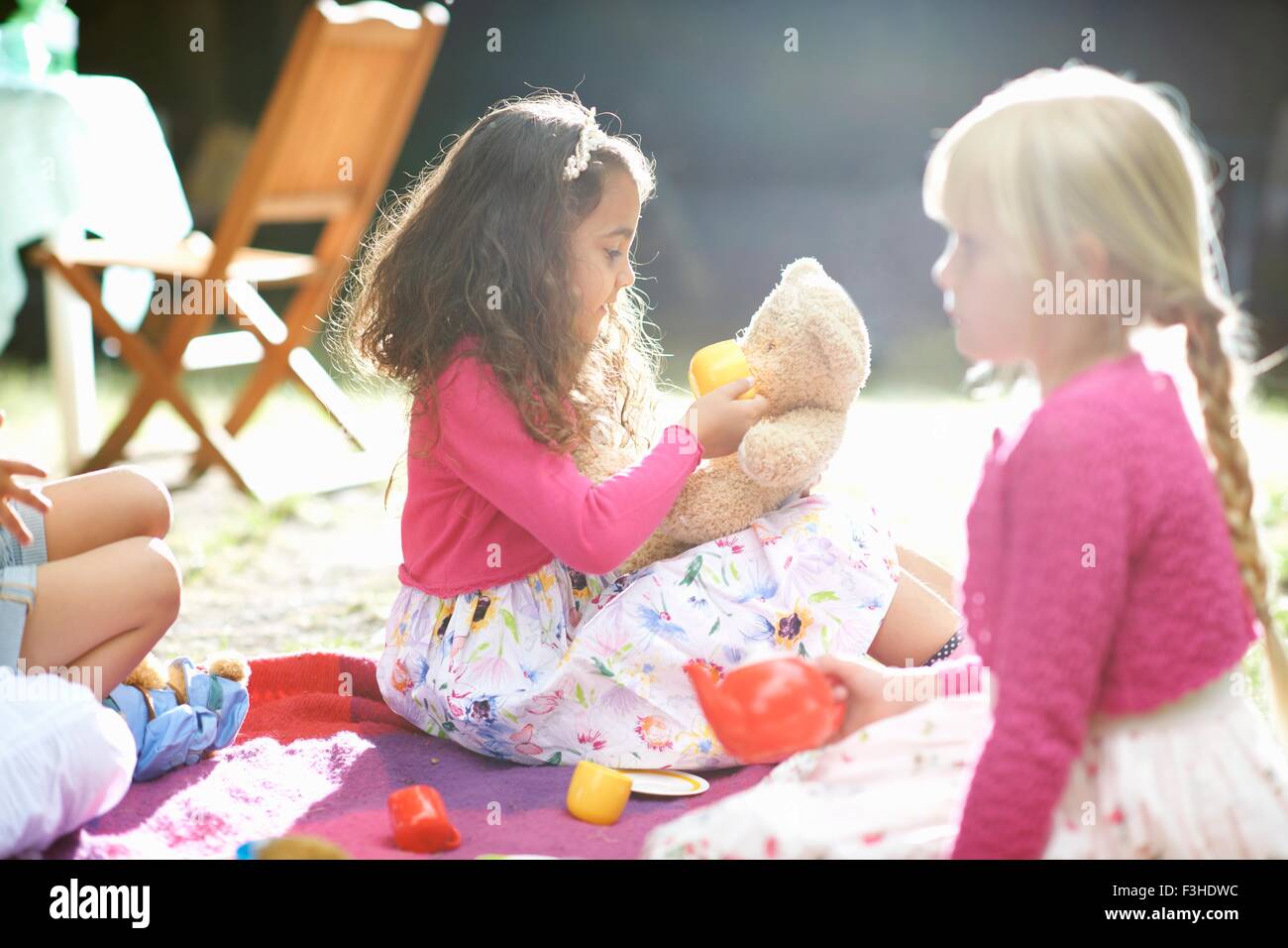Mädchen spielen Picknick im Garten Geburtstagsfeier Stockfoto