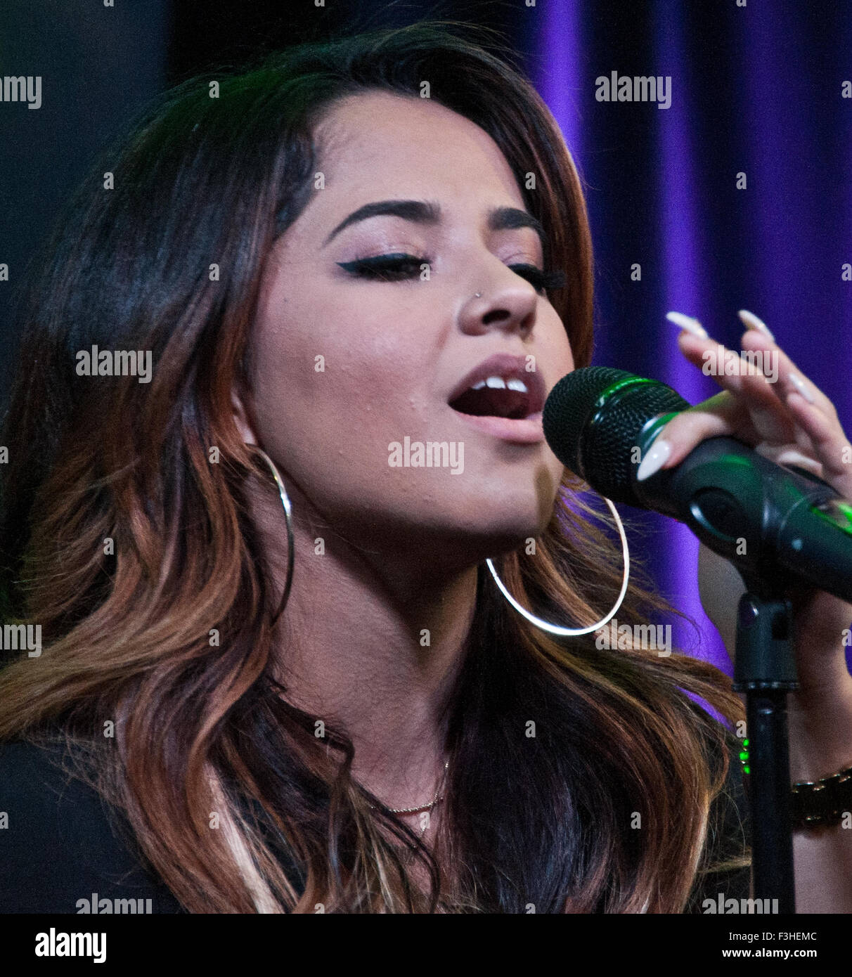 Bala Cynwyd, Pennsylvania, USA. 30. September 2015. US-amerikanische Sängerin Becky G führt Q102 Performance Theatre Stockfoto