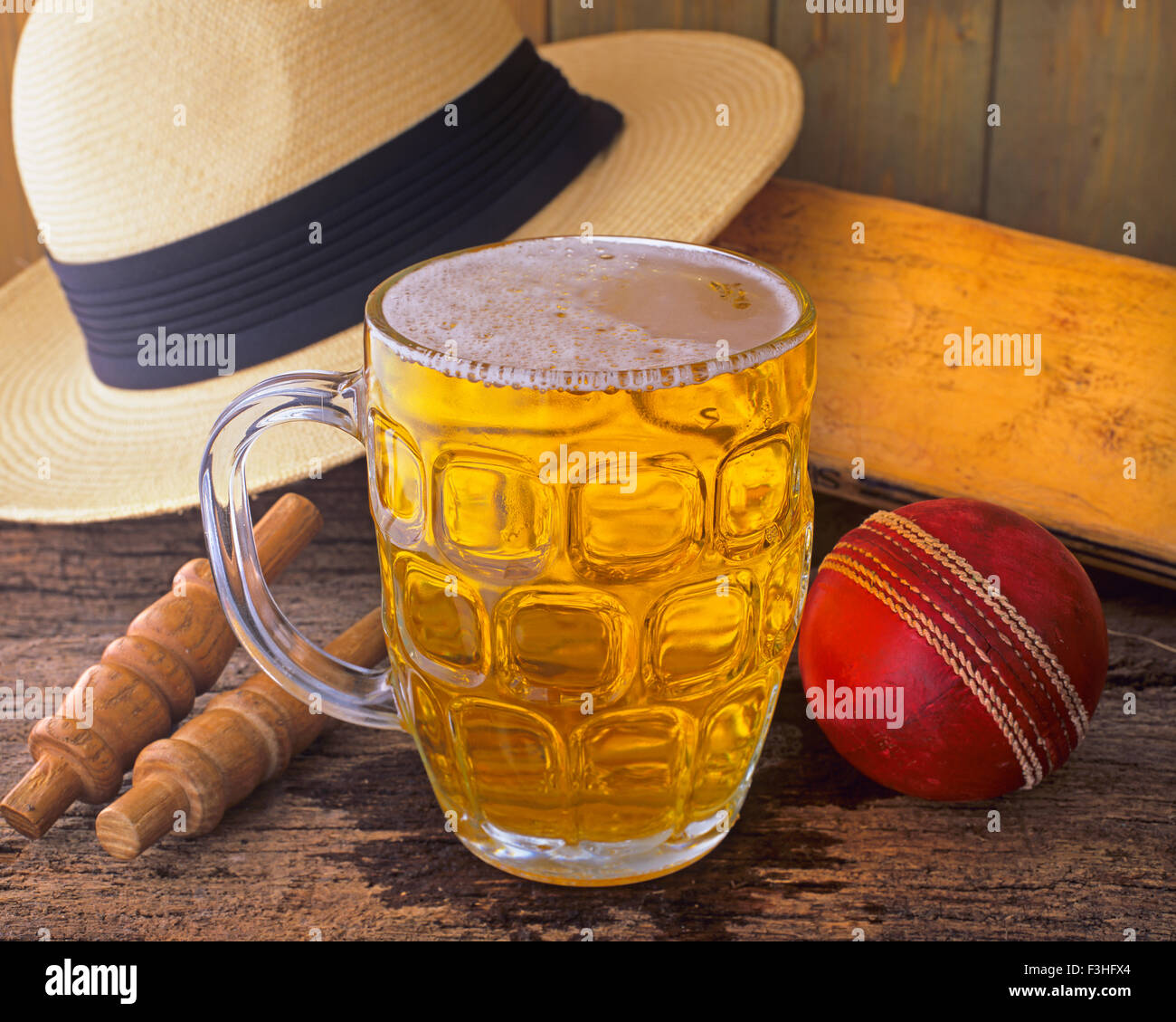 Nach ein Cricket match bei der Dorfkneipe an Sommernachmittagen Stockfoto