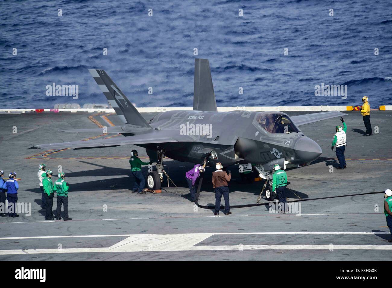 Ein US-Navy Matrosen tanken eine F - 35C Lightning II den joint Strike Fighter auf dem Flugdeck des Flugzeugträgers USS Dwight D. Eisenhower 4. Oktober 2015 in Betrieb im Atlantischen Ozean. Stockfoto