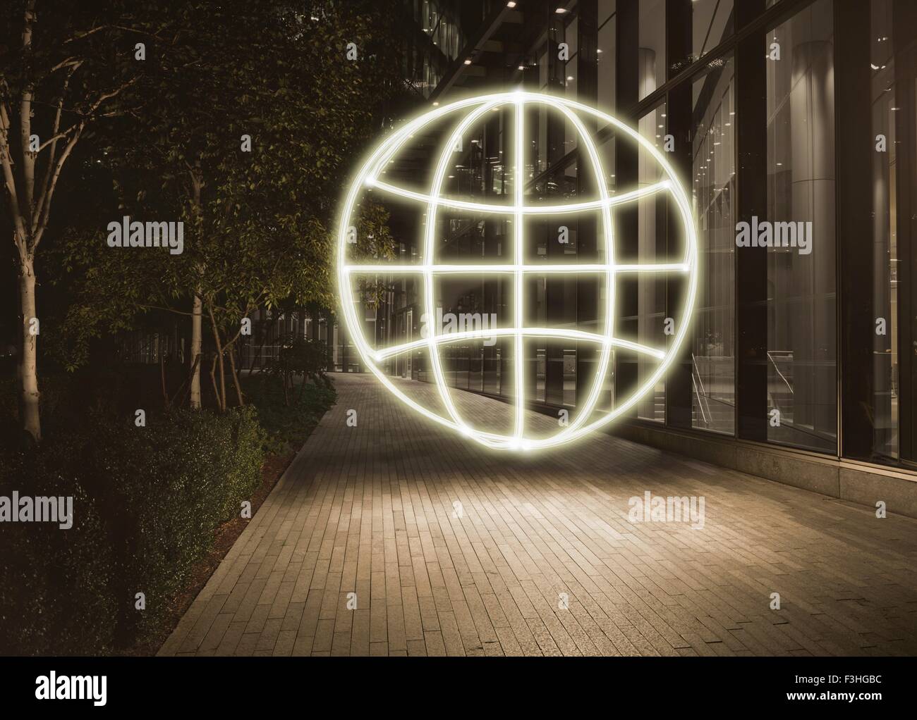 Glühende Globus-Symbol in der Stadt bei Nacht Stockfoto