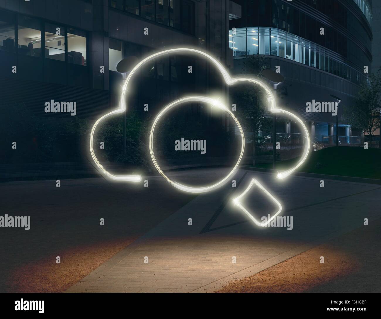 Leuchtende Wolke Symbol umgebenden Kreis Stadt bei Nacht Stockfoto