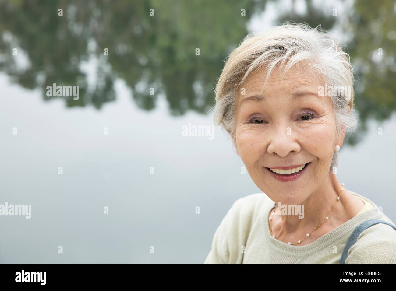 Porträt von senior Frau am See Stockfoto