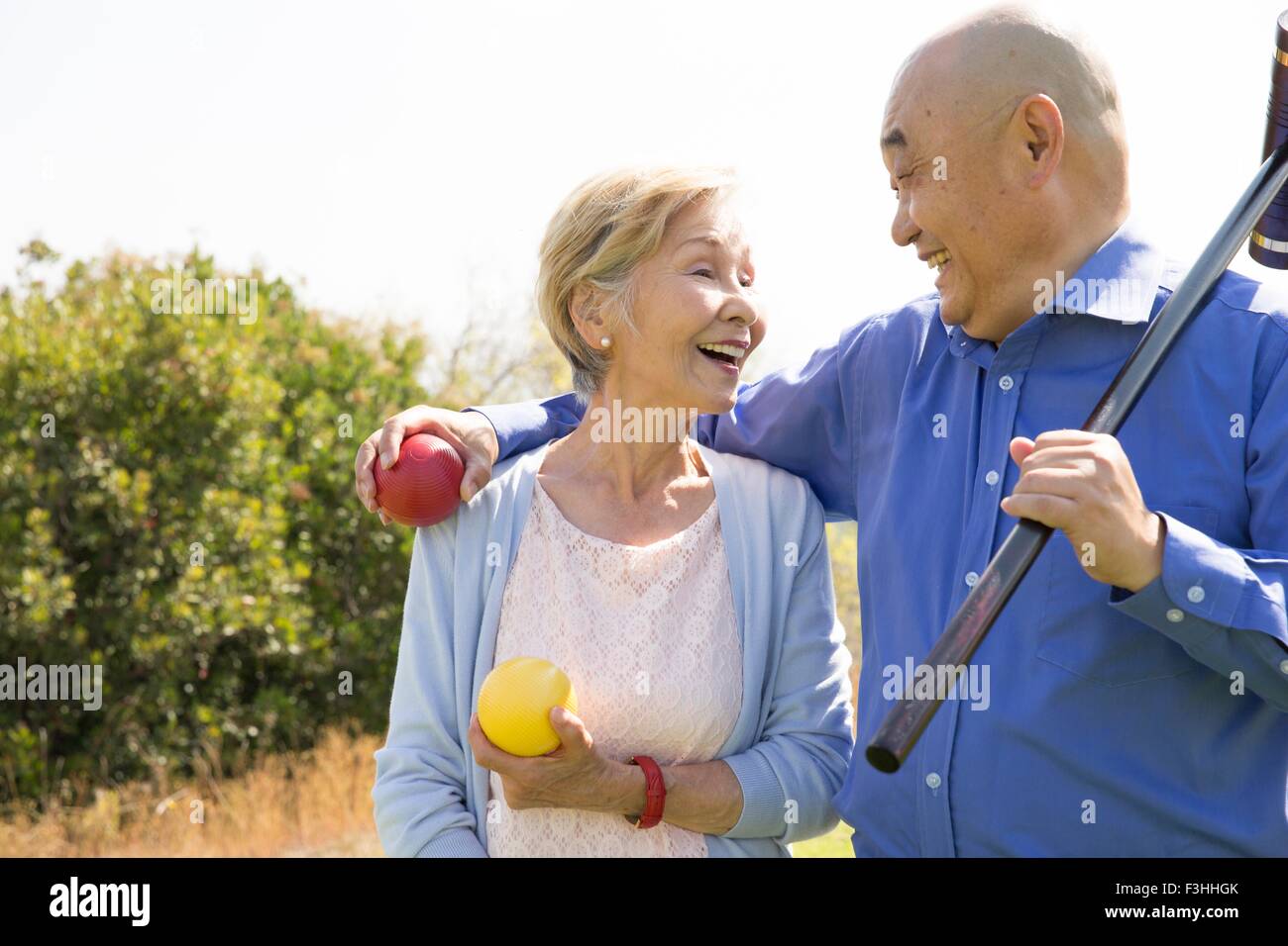 Porträt von senior paar im Park, holding, Krocket Mallet und Kugeln Stockfoto