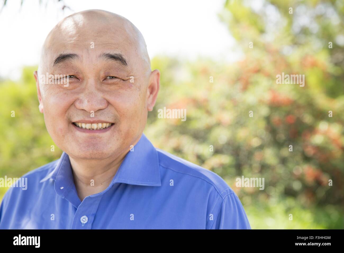 Porträt von senior Mann, draußen, Lächeln Stockfoto