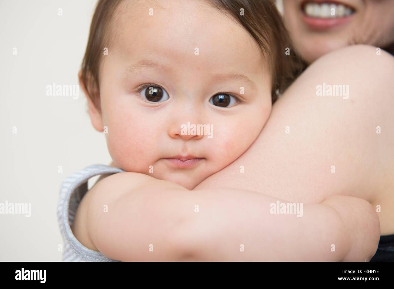Porträt von niedlichen Baby-jungen in reife Mütter Armen hautnah Stockfoto