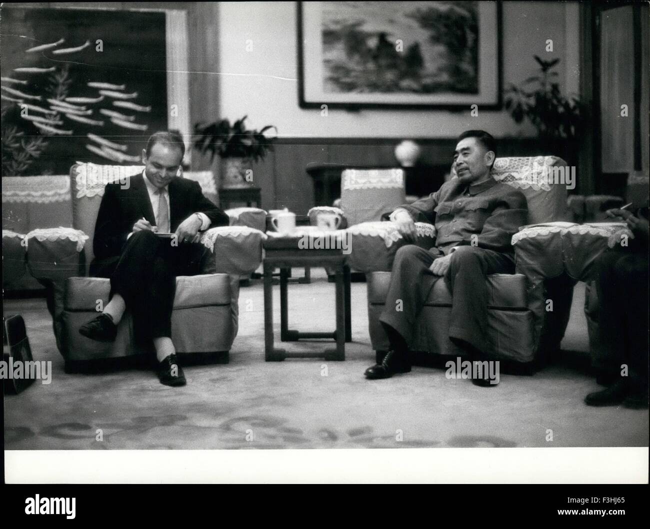 24. Februar 1972 - FEELING zu Hause: chinesische Ministerpräsident Herr Chou En-Lai, wenn in Peking, gibt seine Presse interviews die Menschen Palace mit Blick auf dem Tien An Men Platz, geglaubt, um "die größte öffentliche Platz der Welt (holding, ehr als 1 Million Personen 2 Zeitpunkt) werden. Oben, Chou En-Lai i. erzählt - in der Türkei, er erwartet amerikanischen Luftangriffen auf chinesischem Boden. © Keystone Bilder USA/ZUMAPRESS.com/Alamy Live-Nachrichten Stockfoto