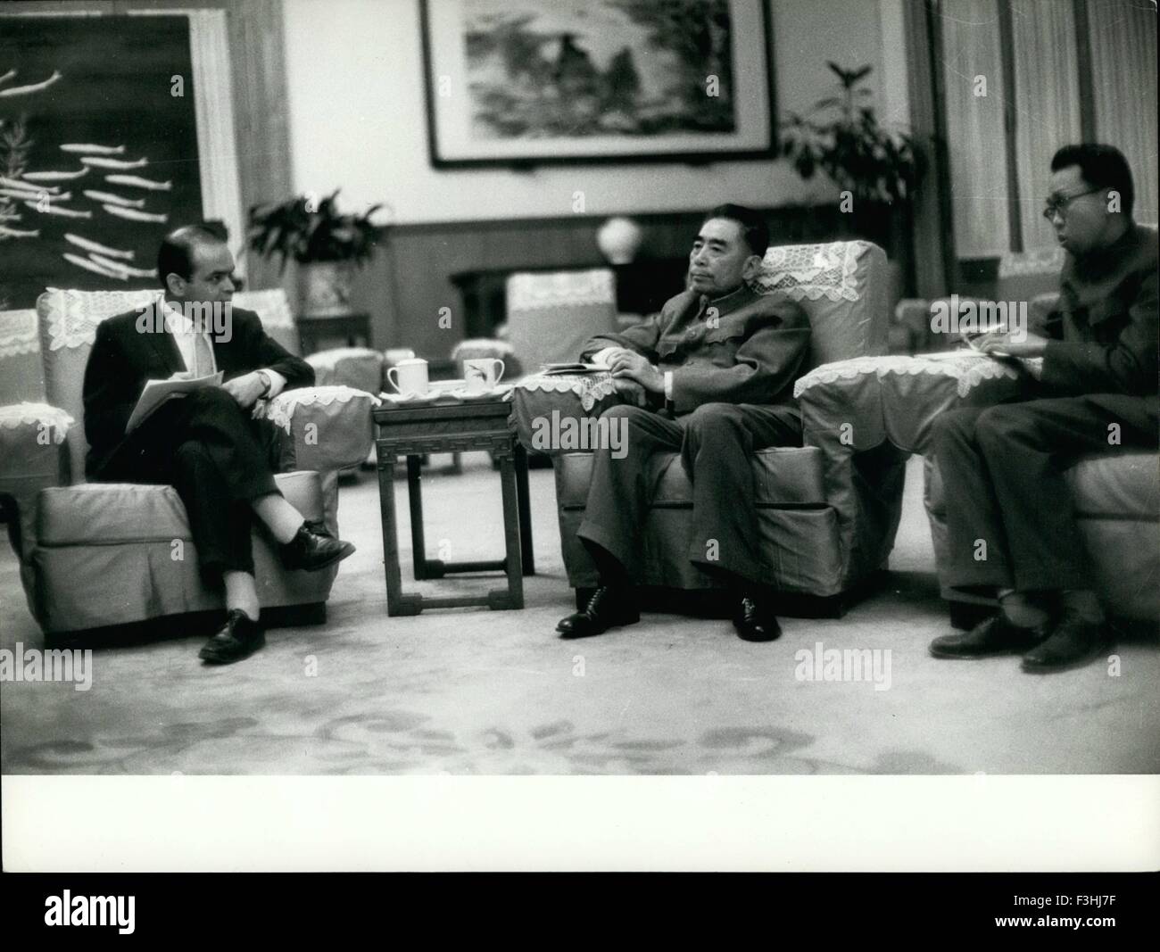 24. Februar 1972 - wie zu Hause fühlen: chinesische Ministerpräsident Herr Chou En Lai, wenn in Peking, gibt seine Presse-Interviews auf die Menschen "Schlosses des Tien An Men Platzes, geglaubt, um der größte öffentliche Platz der Welt (mit mehr als 1 Million Personen zu einem Zeitpunkt). Oben sagt Chou En-Lai, Besuch türkischer Journalist, Oguz Akkan, dass er die amerikanischen Luftangriffe auf chinesischem Boden erwartet. © Keystone Bilder USA/ZUMAPRESS.com/Alamy Live-Nachrichten Stockfoto