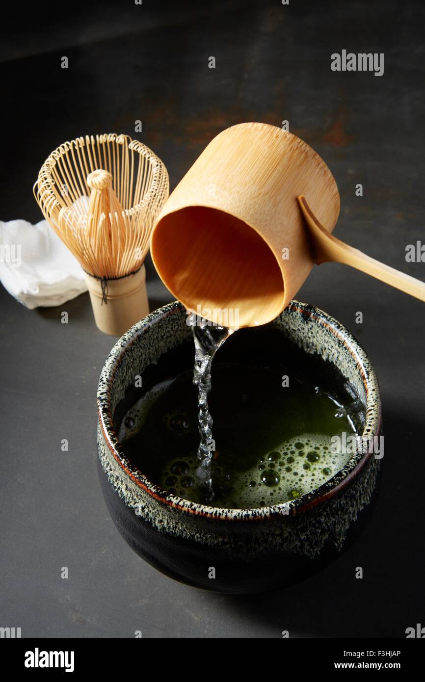 Matcha Tee mit traditionellen Bambus Werkzeuge gießen Stockfoto