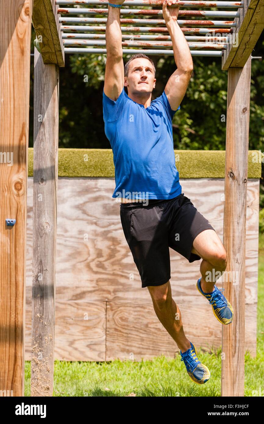 Mitte erwachsenen Mannes arbeiten, im freien Stockfoto