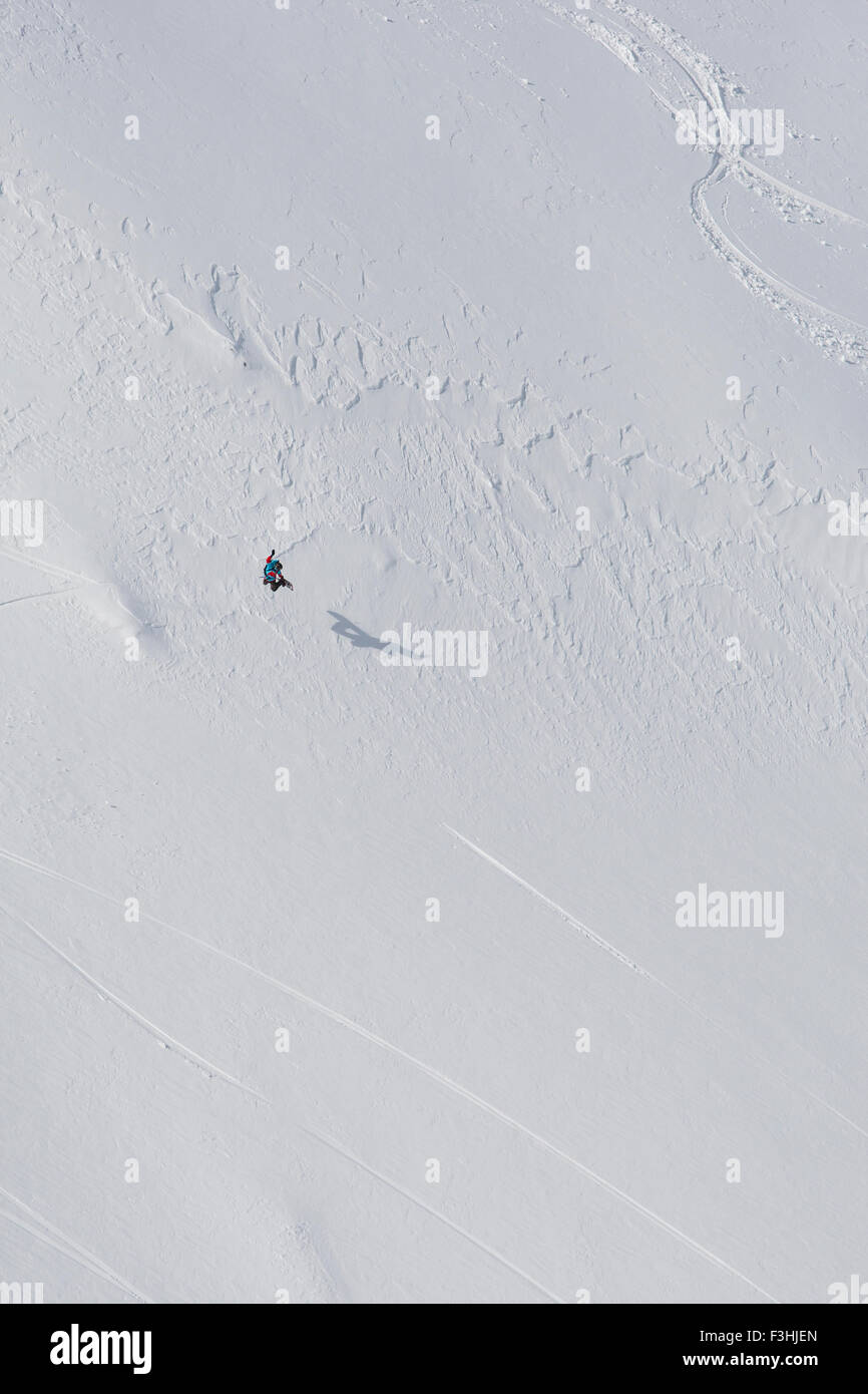 Snowboarder off Piste einsteigen Stockfoto