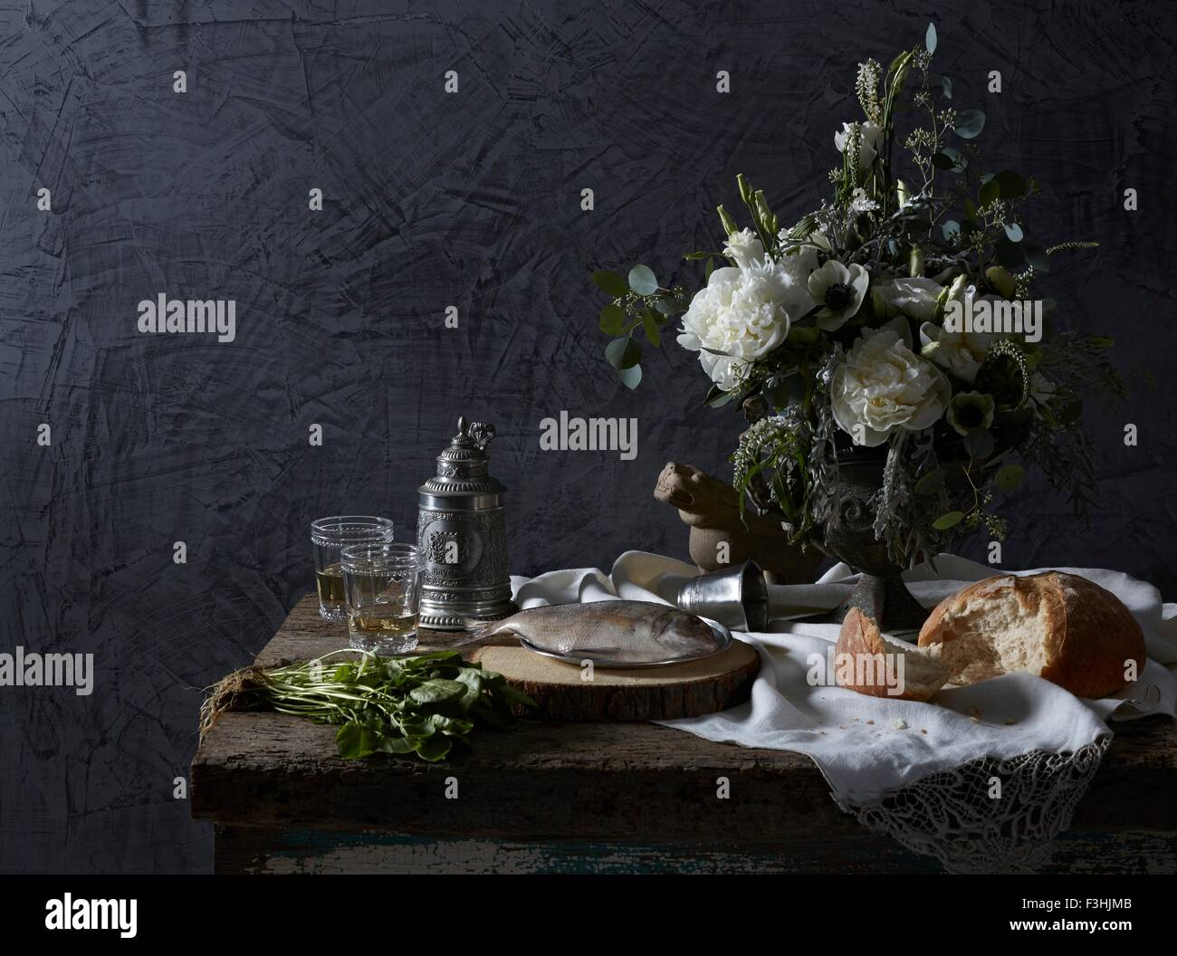 Stillleben-Dutch masters Thema mit Weißwein, Brunnenkresse, Brot und Fisch Stockfoto