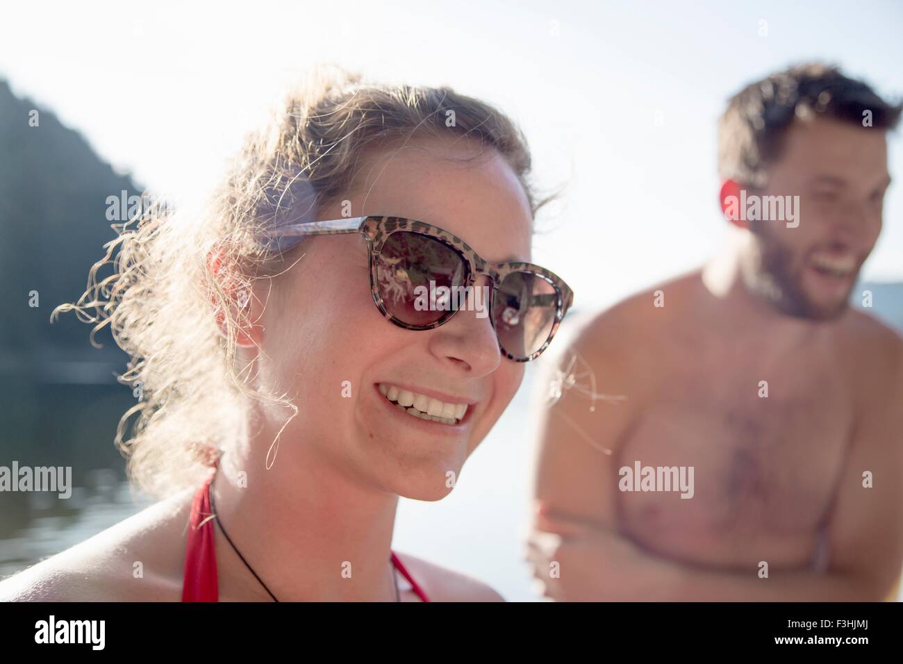 Junge Frau mit Sonnenbrille, Lächeln Stockfoto Junge Frau mit Sonnenbrille, Lächeln Stockfoto