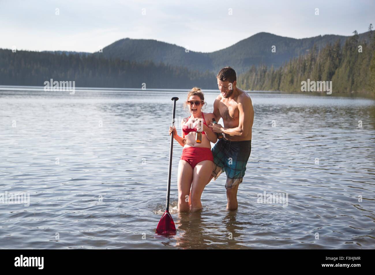 Junges Paar in See, Lost Lake, Oregon, USA Stockfoto