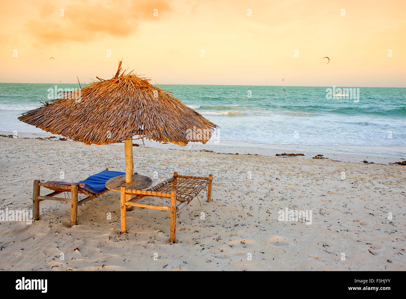 Sonnenschirme am Strand Paje. Insel Sansibar. Tansania. Afrika Stockfoto