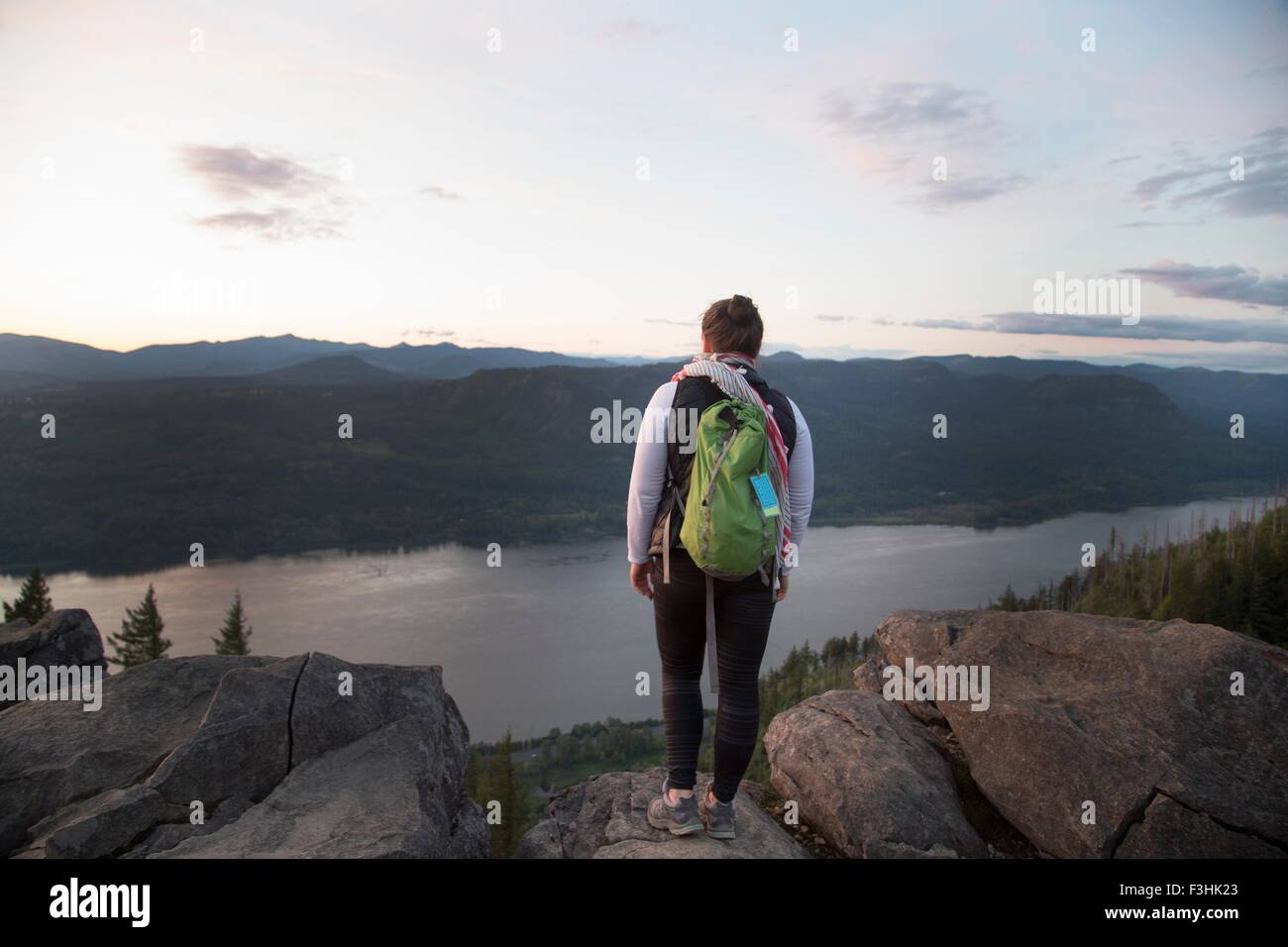 Frau, die Aussicht auf Hügel, Engelsrast, Columbia River Gorge, Oregon, USA Stockfoto Frau, die Aussicht auf Hügel, Engelsrast, Columbia River Gorge, Oregon, USA Stockfoto