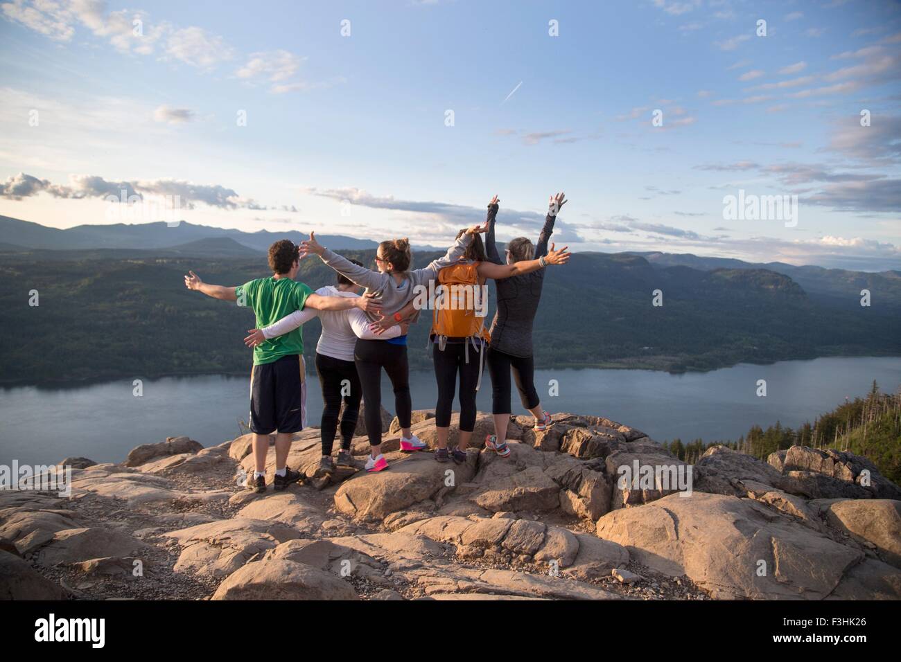 Freunde, die Aussicht auf Hügel, Engelsrast, Columbia River Gorge, Oregon, USA Stockfoto Freunde, die Aussicht auf Hügel, Engelsrast, Columbia River Gorge, Oregon, USA Stockfoto
