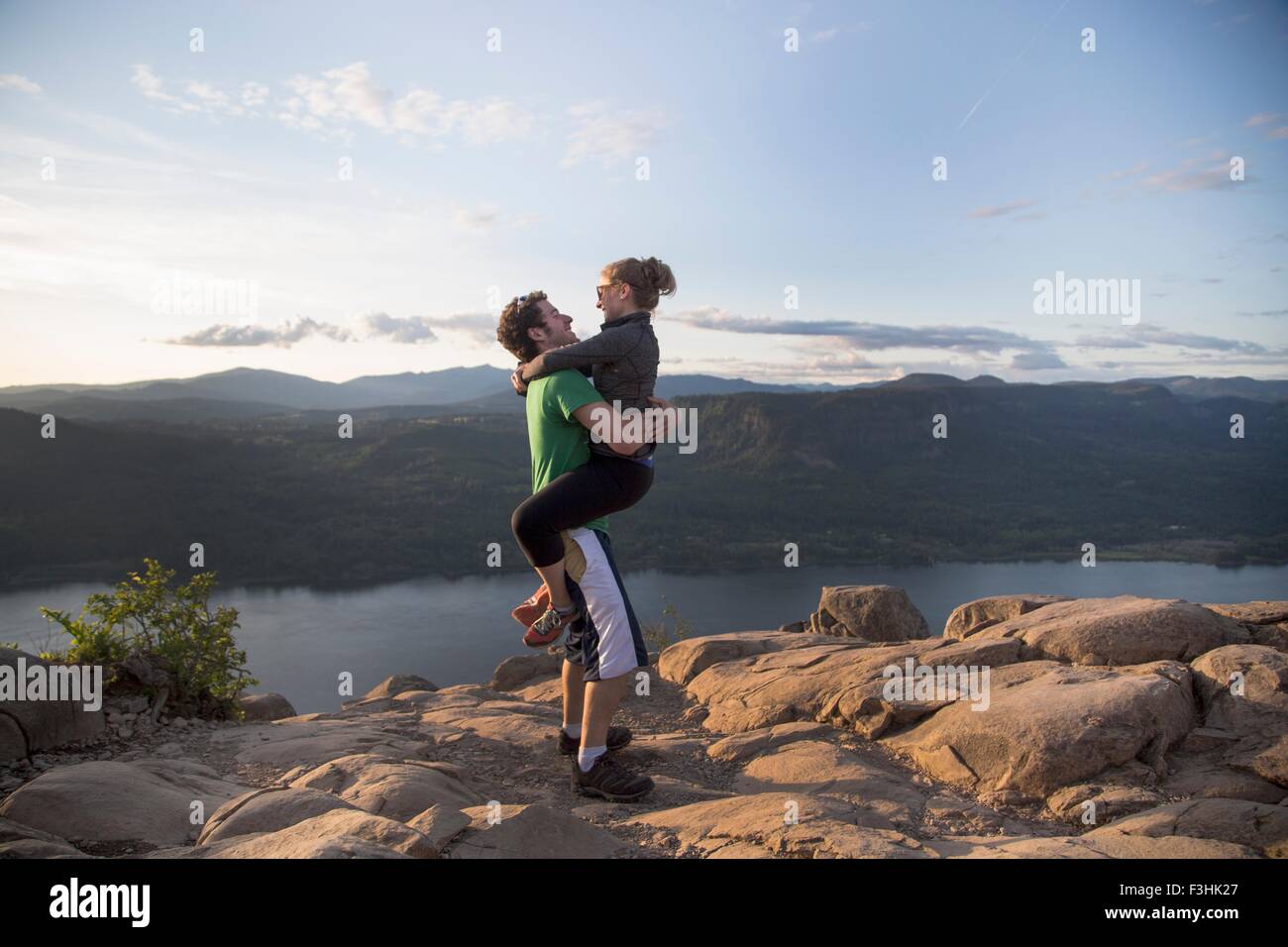 Paare, die Spaß am Berg, Engelsrast, Columbia River Gorge, Oregon, USA Stockfoto Paare, die Spaß am Berg, Engelsrast, Columbia River Gorge, Oregon, USA Stockfoto
