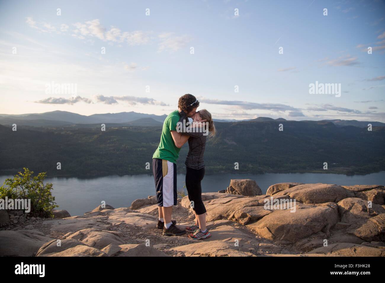Paare, die Spaß am Berg, Engelsrast, Columbia River Gorge, Oregon, USA Stockfoto Paare, die Spaß am Berg, Engelsrast, Columbia River Gorge, Oregon, USA Stockfoto